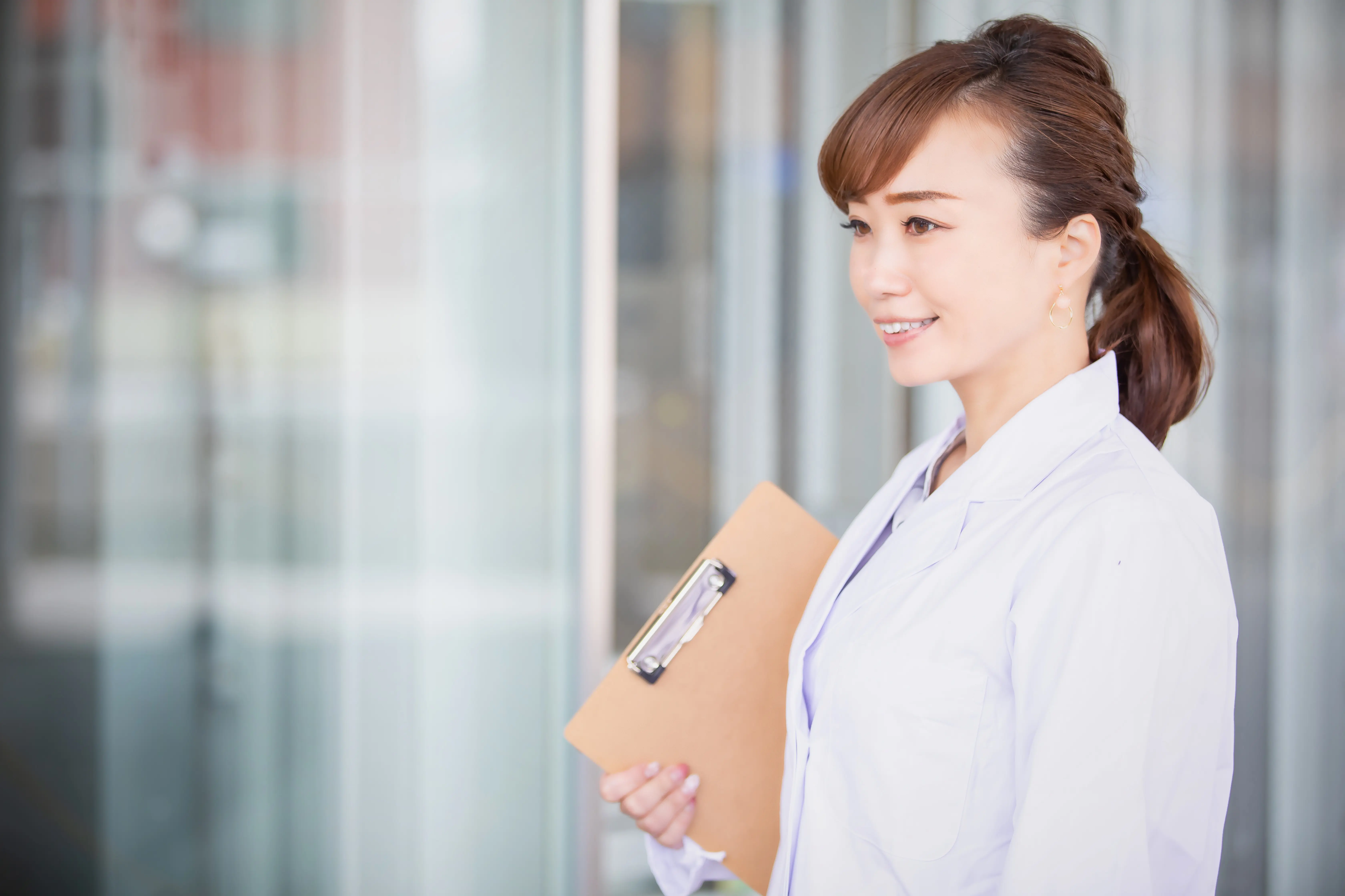 画像：会議室でPC操作をする人たち