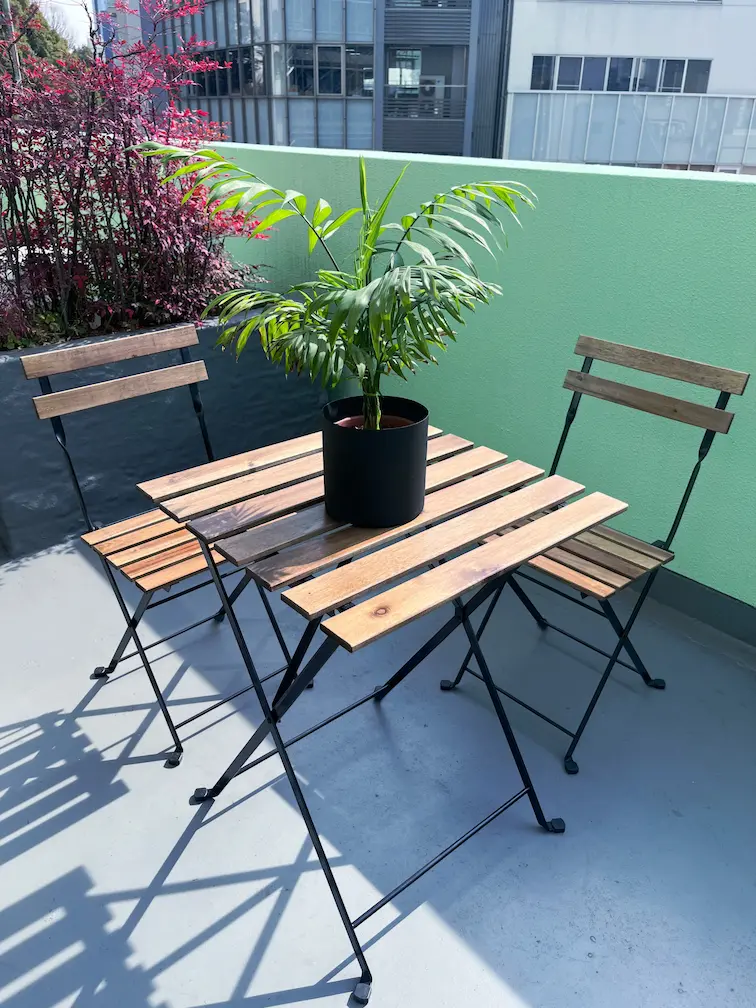 写真：イラストを書いている女性